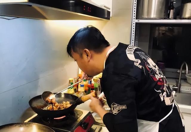 贾冰家庭情况，曾被质疑“老牛吃嫩草”