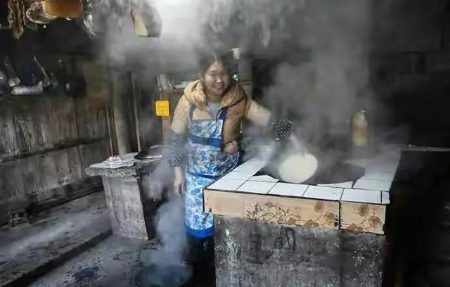 猪生八个小孩图片，母猪生一胎至少8头猪仔（卖8头肥猪勉强可以养活8个孩子）