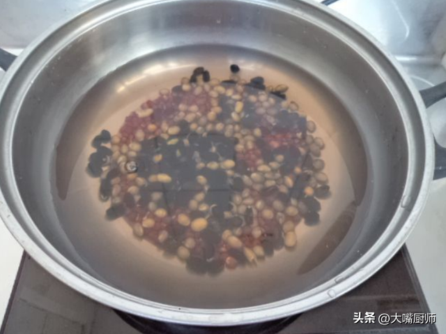 破壁机打豆浆的正确做法，怎样用破壁豆浆机做豆浆（豆子泡好别直接打）