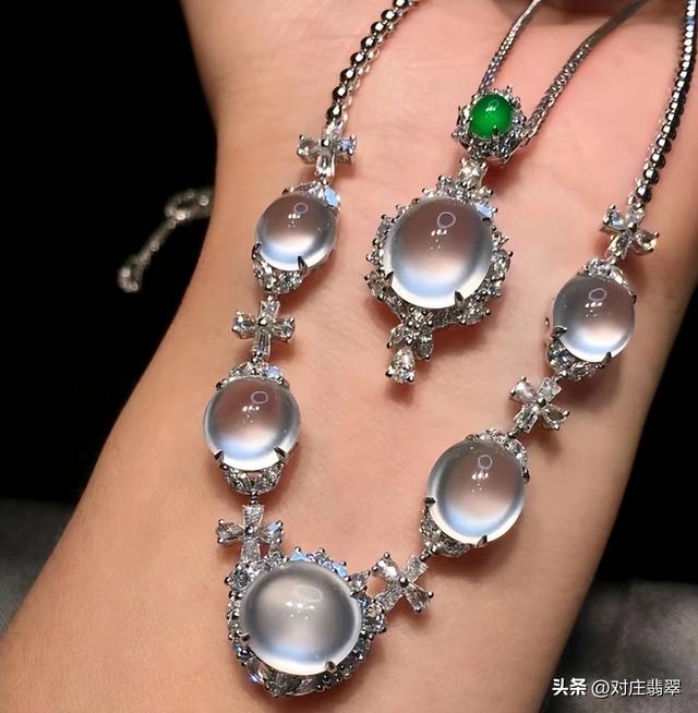 什么叫玻璃种翡翠，翡翠中的玻璃种是什么样的（无色玻璃种翡翠的璀璨之美）