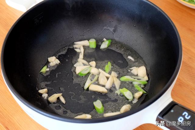 炒烙饼家常做法正宗炒烙饼怎么做，如何烙炒饼的饼（怪不得北方人这么爱吃炒饼）