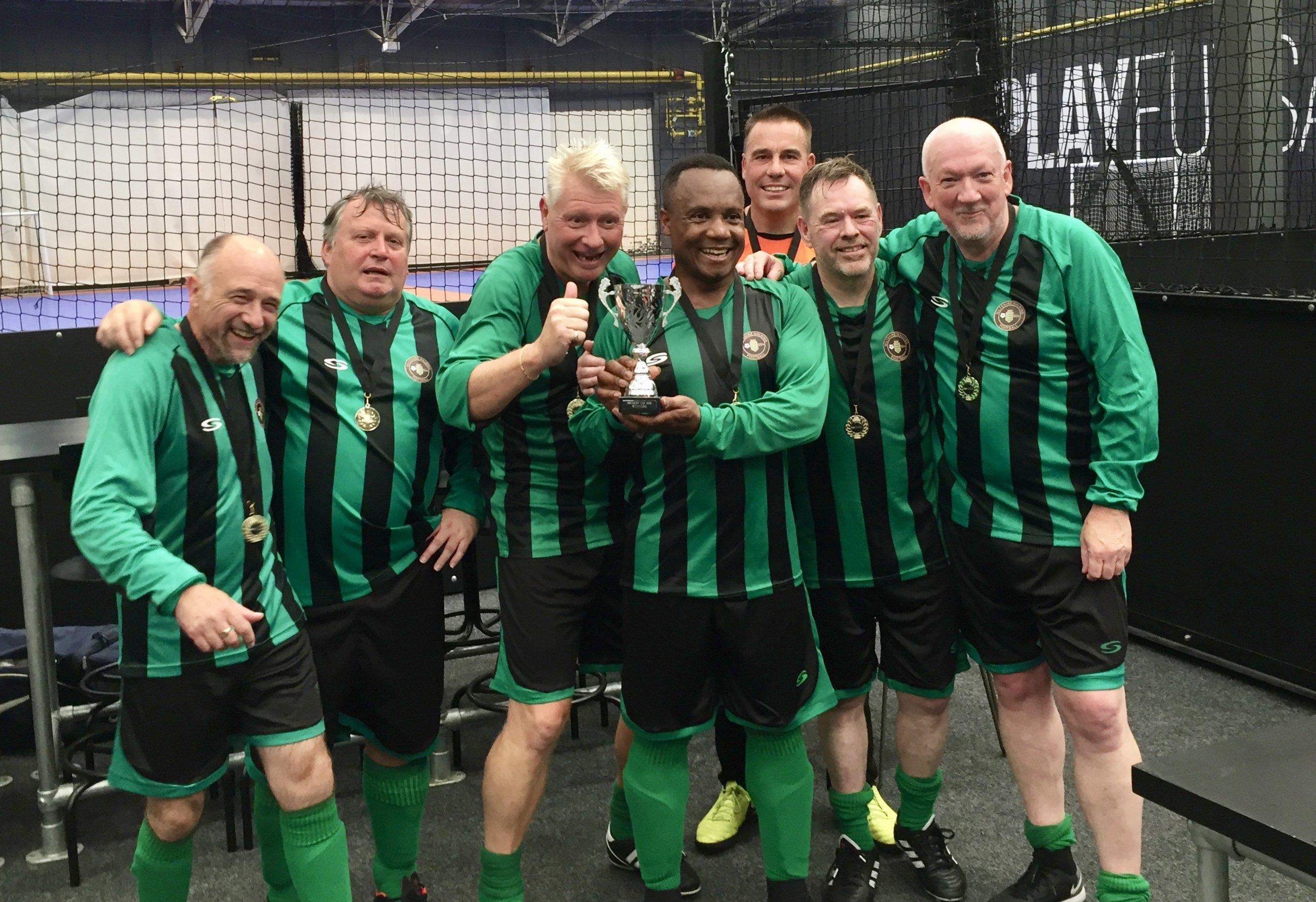 英国社区足球 英国走路足球火了！为老年人而生却获广泛认可，已有4万注册球员