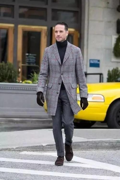 穿黑色毛衣的男人，男生牛仔裤配什么上衣好看（冬季高领毛衣才应该是男士的必备）