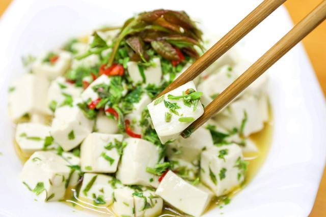 谷雨节气养生饮食的要点，谷雨节气的饮食禁忌（牢记“吃2菜喝1汤”）