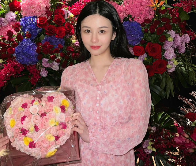 明星父女颜值对比黄多多，邱淑贞女儿大长腿