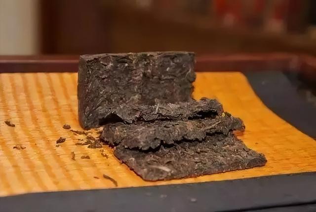 普洱茶饼如何正确撬茶，普洱茶的撬法_普洱茶饼撬茶技巧（才知道茶饼应该这样拆）