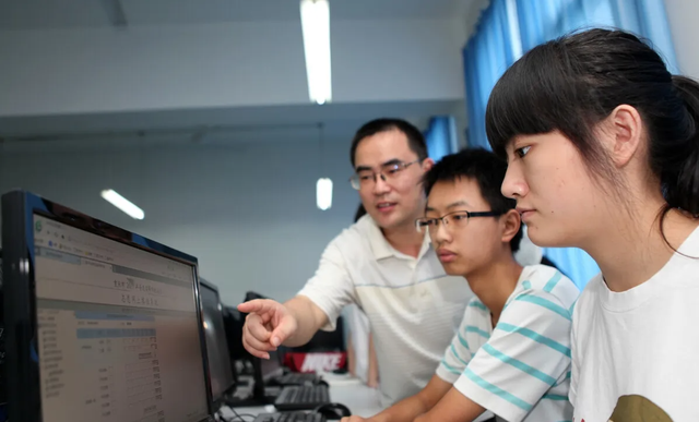 文科最吃香的专业，文科十大吃香的专业（文科生报考什么专业好）