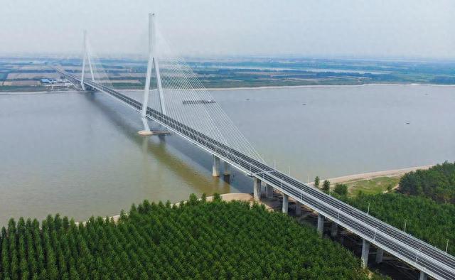 从湖北松滋到武汉市，路过荆州长江大桥，一路上环境太美了