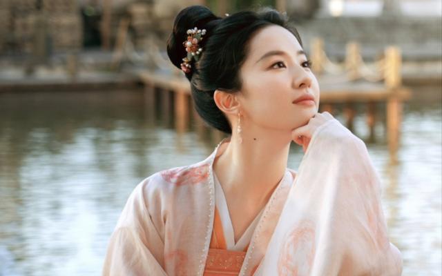 “排骨精”靠边站，丰腴美人才是真绝色，这10位女星美炸了