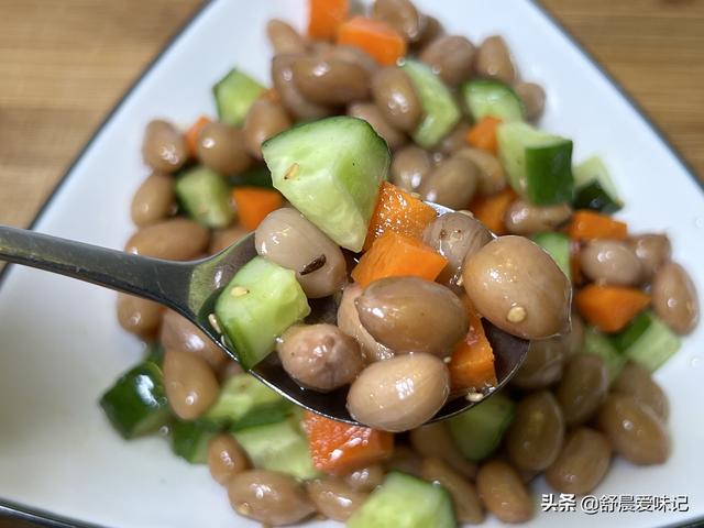 煮花生怎么煮好吃，水煮花生家常做法（加黄瓜丁和胡萝卜）