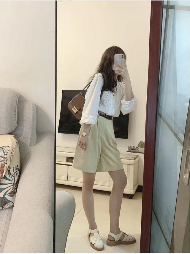 卡其色裤子配什么颜色鞋子，白色裤子配什么鞋子好看（卡其色短裤搭配什么颜色上衣好看）