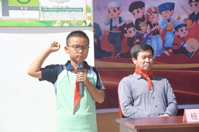 一年级少先队入队礼物，六一儿童节活动方案（石佛寺镇尚营小学举行少先队新队员入队仪式）