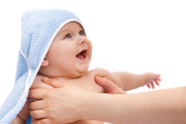 两个多月的宝宝老是吐奶怎么办，两个月宝宝吐奶怎么办（掌握这3个小技巧）