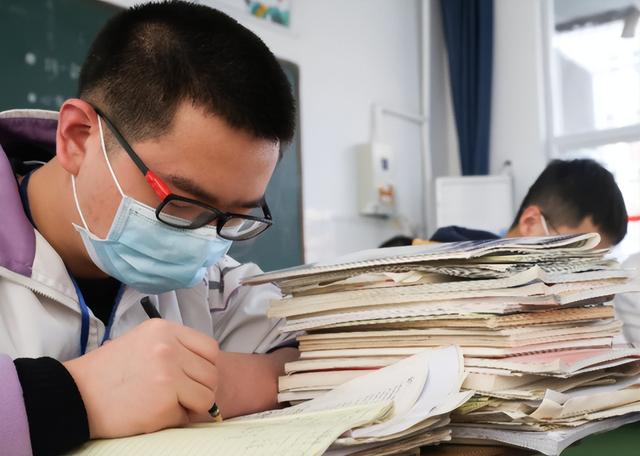 医生的收入有多少，医生的收入有多少钱（上海三甲医院医生工资流出）