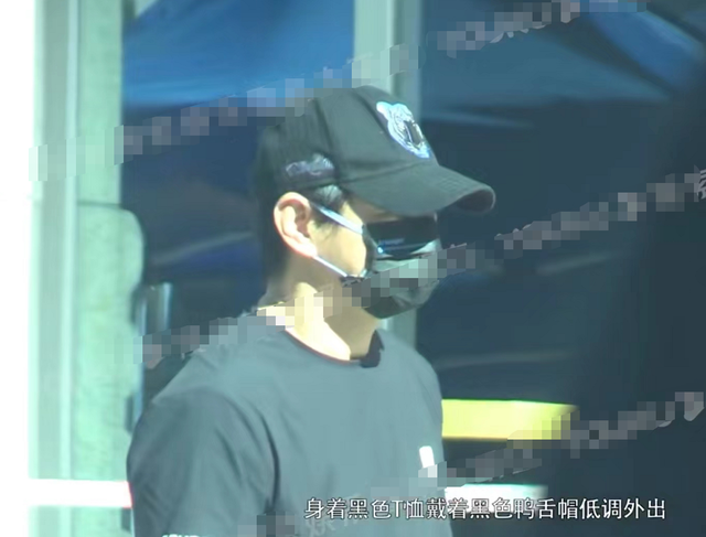 51岁吴奇隆到横店照顾妻儿？刘诗诗穿短袖训练，3岁儿子又长高了