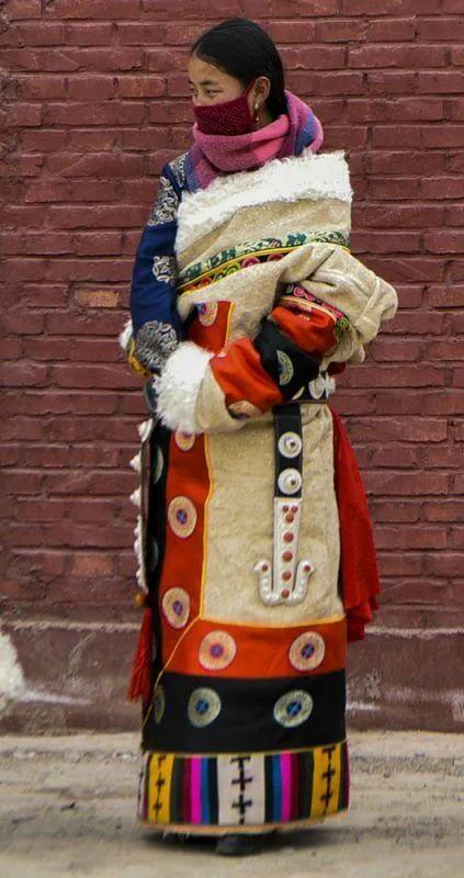 东乡族有什么风俗习惯，东乡族生活风俗（裕固族、东乡族、保安族等少数民族精美服饰文化）