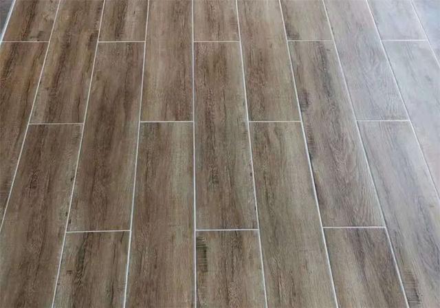 木纹瓷砖特点有哪些，木纹瓷砖有什么缺点（饱受争议的“木纹砖”）