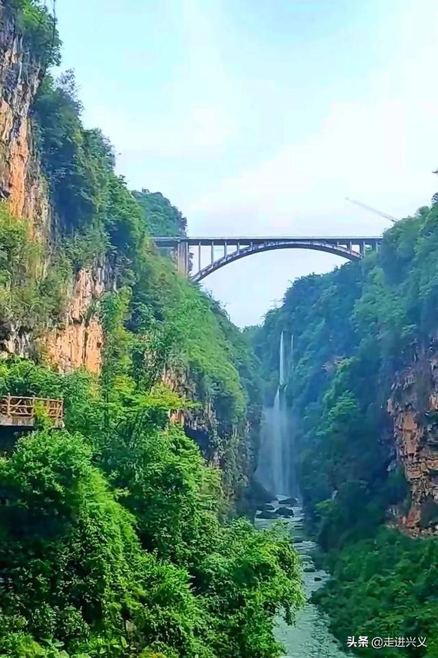 马岭河峡谷风景区，贵州兴义马岭河峡谷旅游攻略（兴义马岭河峡谷百瀑竞流）