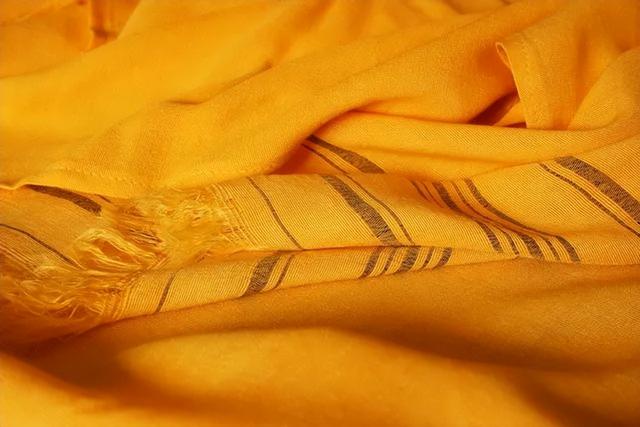 真丝如何洗涤真丝衣服的洗涤方法，真丝衣物怎样洗涤（真丝衣物手工清洗方式简介）