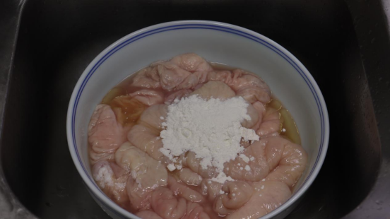 猪大肠怎么炒又白又脆，偷偷告诉你饭店的秘诀