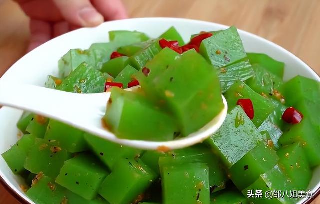 白凉粉是什么，白凉粉是什么原料做的有毒吗（一碗淀粉六碗水）