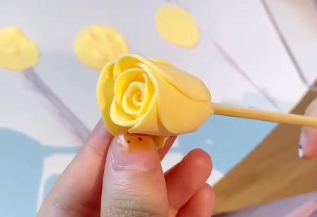 橡皮泥手工制作花朵，橡皮泥手工制作玫瑰花（粘土玫瑰花教程）