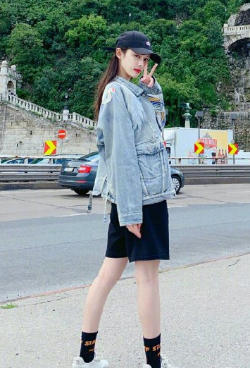 橘红色配什么颜色好看，橘红色搭配大全（橘红色+黑色紧身裤也能如此时尚）