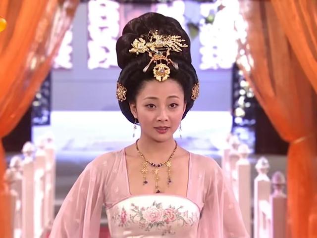 “排骨精”靠边站，丰腴美人才是真绝色，这10位女星美炸了