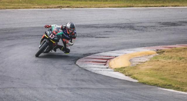 如何成为一名职业赛车手，怎么成为职业赛车手（原来普通人也可以成为专业车手）