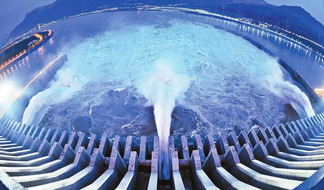 三峡水电站的总装机容量是多少万千瓦，三峡水电站总装机容量和年发电量（三峡水库最大蓄水393亿立方米）