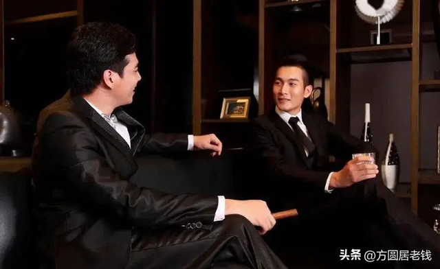 一人办公室办公桌的摆放，办公桌与门最佳位置图（领导办公室里的坐位）