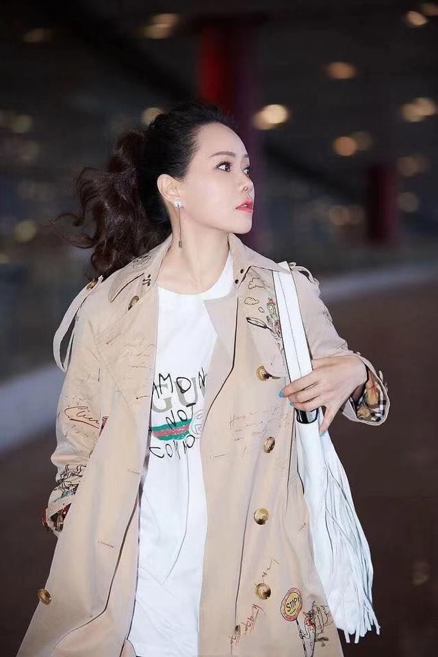 好看减龄的高马尾发型，“伊能静”真懂减龄搭配