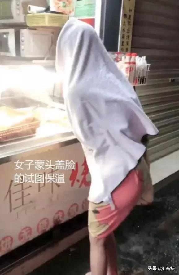 男士浴巾正确裹法，男士浴巾怎么裹（女孩裹着浴巾买小吃）
