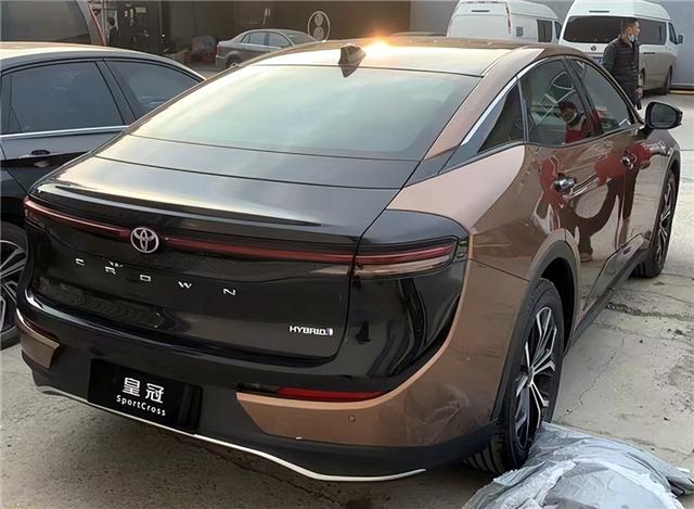 2022款丰田皇冠轿车，丰田皇冠16代2022款最新款上市（全新丰田皇冠国内首发定档）