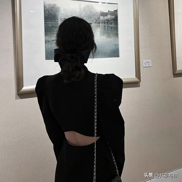 酷酷的图片女高冷，酷酷帅气的女生头像 一点点高冷呐微信（黑色系背影高冷霸气冷淡女生头像）