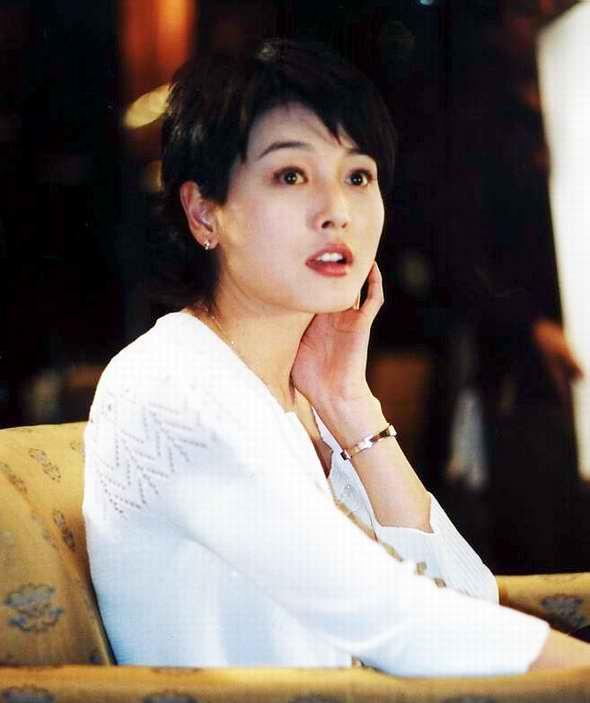 张延：嫁大5岁香港丈夫，结婚18年无绯闻，女儿比她还漂亮