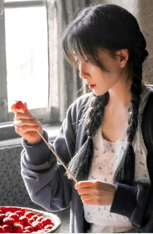 “排骨精”靠边站，丰腴美人才是真绝色，这10位女星美炸了