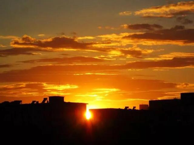 日落黄昏的诗句，适合发日落的朋友圈（描写太阳落山夕阳西下的优美句子）