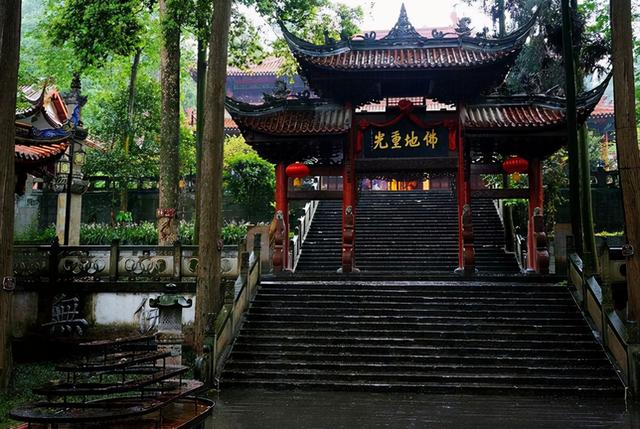青城山普照寺在哪，青城山普照寺在哪个城市（成都求好运很灵的寺）
