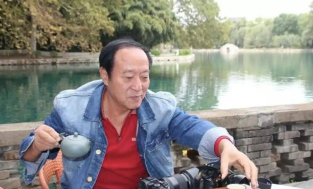 冯巩昔日两任搭档，当年的搭档牛群已消失匿迹