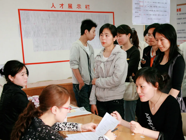 为什么越来越多人不入党，入党越来越难的原因是什么（为啥有多半学生挤不进去）