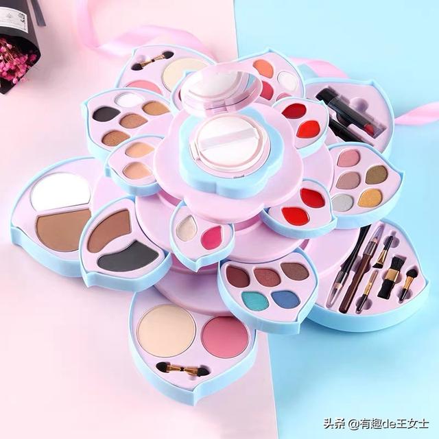 情人节送什么礼物给女朋友，情人节送什么礼物给女朋友好（情人节礼物送啥可以讨女朋友欢心）