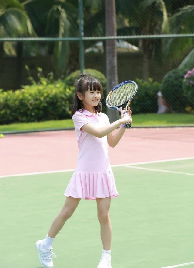 森碟大名田雨橙,是跳水运动员和歌手叶一茜的女儿,作为星二代,森碟的