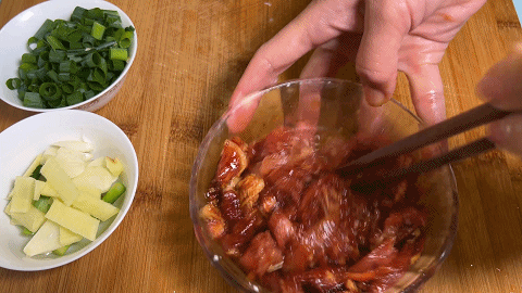 肉炒土豆丝怎么炒好吃，土豆丝炒肉怎样炒好吃（土豆肉丝在家这样做）