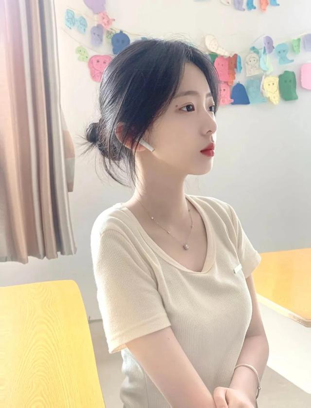 学生头像女生穿校服的微信，学生头像女生穿校服的（清爽干净学生女头像）