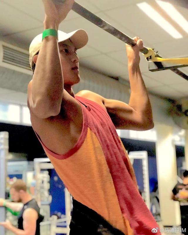 54岁tvb小生近况，54岁TVB肌肉男神晒父子合照