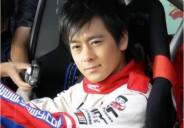 中国赛车手一个月工资多少，中汽联赛车驾照报名（娱乐圈五位赛车手）