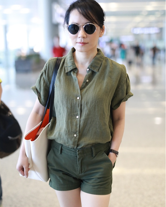 不老女神俞飞鸿挑战女强人风格,穿军绿色牛仔短裤大秀女王气质!