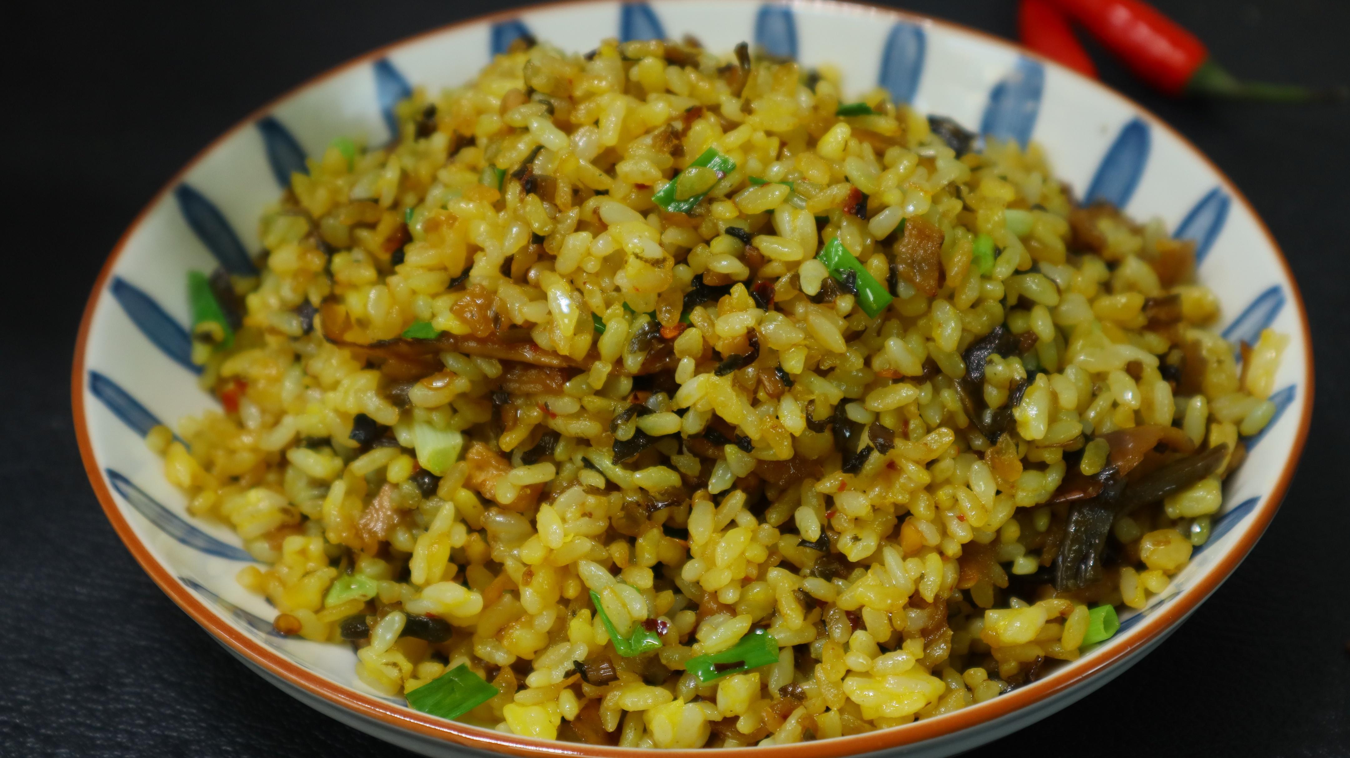 主要食材:剩米饭,外婆菜,葱花,鸡蛋1,剩米饭倒入碗