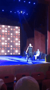 小耳朵是什么意思，微信界面有个小耳朵是什么意思（看着都不像一个人好吗）